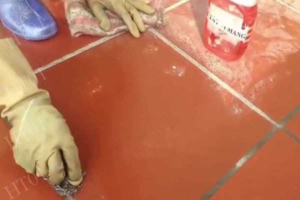 Cách làm sạch sơn  và xin măng trên nền gạch đỏ