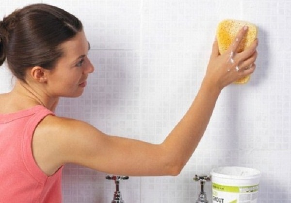 Cách tẩy vết ố vàng trên tường nhà tắm